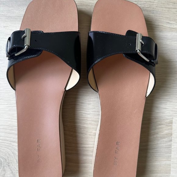 BY FAR - SAM BUCKLED SEMI PATENT LEATHER SLIDES - BLACK - SIZE 39 - Picture 1 of 5